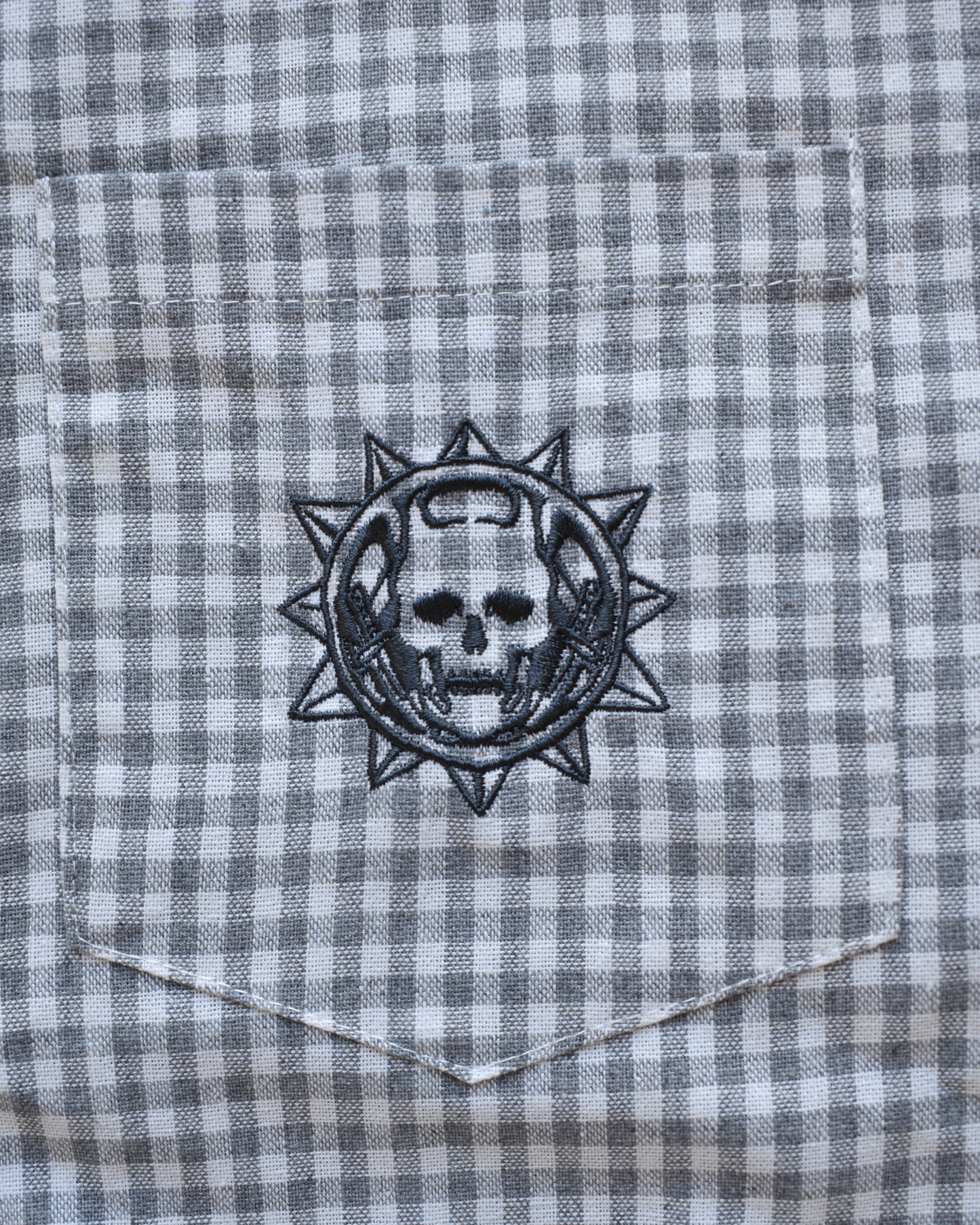 KILLER QUEEN BUTTON UP